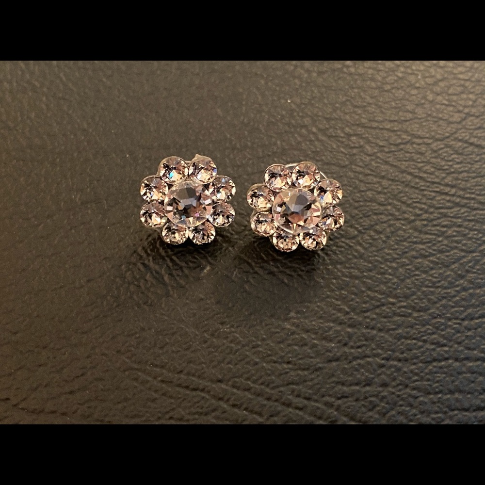 Silver sparkly floral earrings🌟